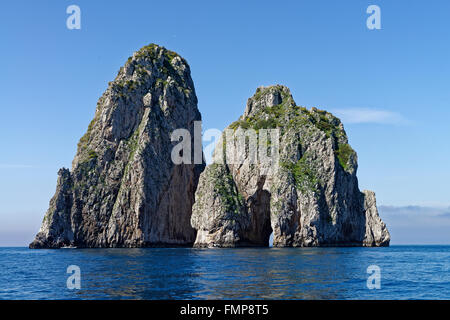 Piles de Faraglioni, symbole de l'île de Capri, le golfe de Naples, Campanie, Italie Banque D'Images