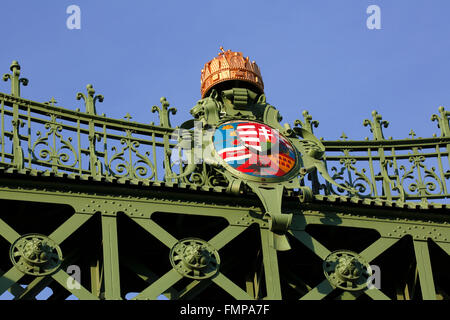 Armoiries de hongrois sur le pont de la liberté, Budapest, Hongrie Banque D'Images