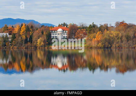 Riegsee avec Neuegling château, Murnau, Pfaffenwinkel region, Upper Bavaria, Bavaria, Germany Banque D'Images