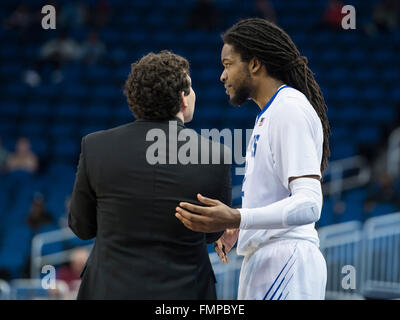 Orlando, FL, USA. Mar 12, 2016. L'entraîneur-chef Memphis Josh Pastner parle à Memphis avant Shaq Goodwin (2) après avoir recueilli ses 4ème faute pendant la seconde moitié de basket-ball de NCAA dans l'American Athletic Conference tournament entre la Tulane Green Wave et les Memphis Tigers. Memphis défait 74-54 à la Tulane Amway Center d'Orlando, Floride. Romeo T Guzman/CSM/Alamy Live News Banque D'Images