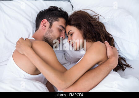 Couple relaxing on lit dans la chambre Banque D'Images