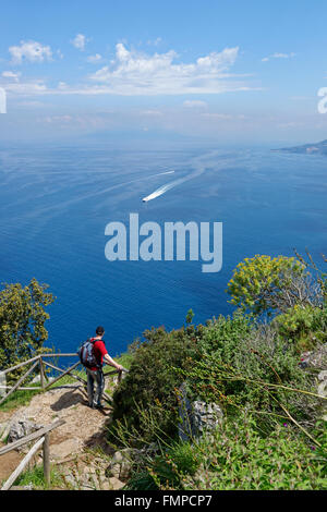 Randonneur sur le chemin de la Villa Jovis, côte de Sorrente, l'île de Capri, le golfe de Naples, Campanie, Italie Banque D'Images