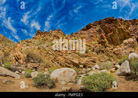 Vue panoramique d'une montagne rocheuse, robuste pans contre un ciel bleu. Banque D'Images