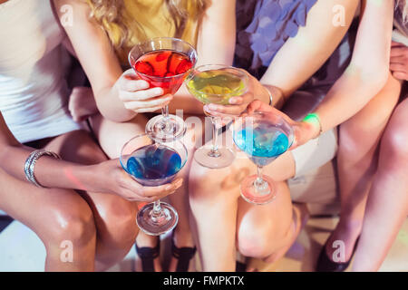Les filles avec des cocktails toasting Banque D'Images