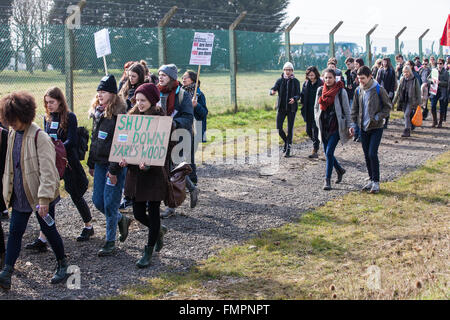 Milton Ernest, au Royaume-Uni. 12 mars, 2016. Militants contre la détention de l'immigration appel à la fermeture de l'Immigration dépose de Yarl's Wood Center dans le Bedfordshire. Credit : Mark Kerrison/Alamy Live News Banque D'Images