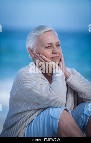 Thoughtful young woman sur le sable Banque D'Images