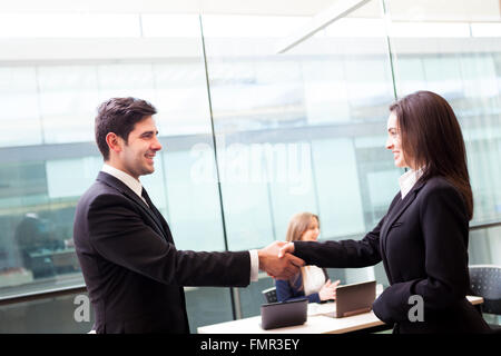 Business people shaking hands, finir une réunion à l'office de tourisme Banque D'Images