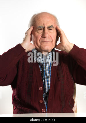 Old man d'avoir des problèmes, penser, être sérieux, avoir des maux de tête Banque D'Images