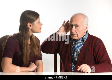 Jeune femme fait test d'audition pour l'ancien senior man Banque D'Images