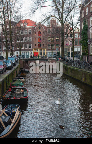 Vue d'un des canaux d'Amsterdam. Banque D'Images