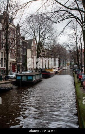 Vue d'un des canaux d'Amsterdam.Les canaux - carte de visite de la ville Banque D'Images