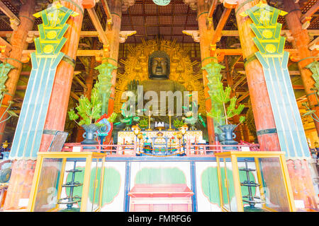 Avant de la plus grande statue de bronze Daibutsu centré et l'autel à l'intérieur de la Grande Salle du Bouddha, Daibutsud-en, au Temple Todai-ji temple Banque D'Images