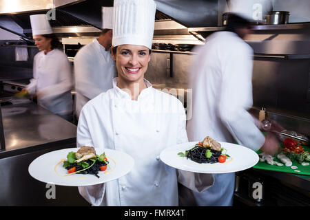 Happy chef présente ses plaques alimentaire Banque D'Images