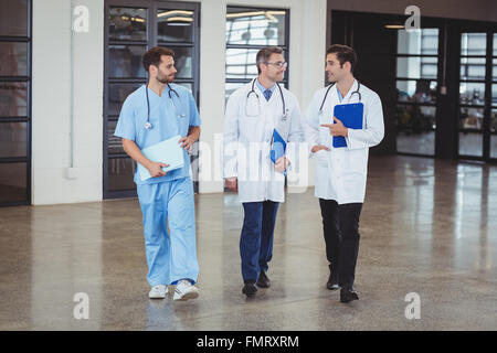 Toute la longueur de doctors discussing Banque D'Images