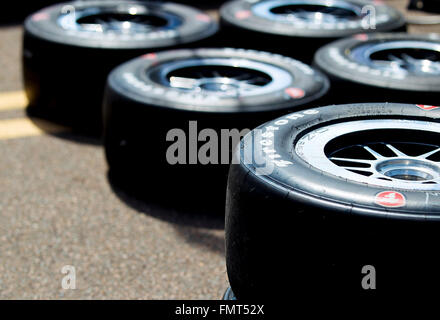 Saint Petersburg, Florida, USA. Mar 12, 2016. DIRK SHADD | fois .pneus dans la fosse de pilote d'IndyCar Tony Kanaan au Firestone Grand Prix de Saint-Pétersbourg le samedi (3/12/16) © Dirk Shadd/Tampa Bay Times/ZUMA/Alamy Fil Live News Banque D'Images