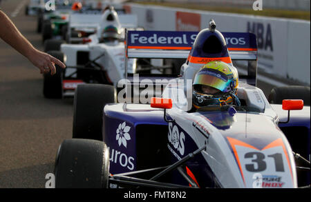 Saint Petersburg, Florida, USA. Mar 12, 2016. ProMazda DAPERO NICOLAS pilote attend des instructions que lui et le reste de la tête sur le terrain en dehors de la piste après la ronde de qualification du matin au Firestone Grand Prix. © Dirk Shadd/Tampa Bay Times/ZUMA/Alamy Fil Live News Banque D'Images