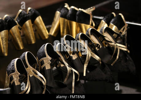 Lisbonne, Portugal. Mar 12, 2016. Chaussures au backstage avant un spectacle de la Semaine de la mode de Lisbonne Automne/Hiver 2016/2017 le 12 mars 2016 à Lisbonne, Portugal. © Pedro Fiuza/ZUMA/Alamy Fil Live News Banque D'Images