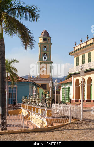 La vie quotidienne à Cuba - voir l'autre côté de la Plaza Major pour le clocher de l'Iglesia y Convento de San Francisco à Trinidad, Cuba Banque D'Images