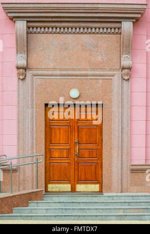 Entrée de l'immeuble avec porte en bois tourné verticale Banque D'Images
