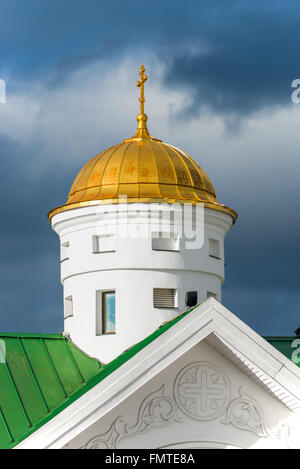 Dôme doré d'un temple orthodoxe contre le ciel, close-up Banque D'Images