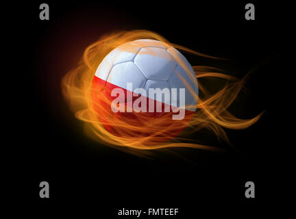 Ballon de soccer avec le drapeau national de la Pologne sur le feu Banque D'Images