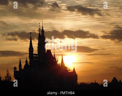 Beijing, Chine. Mar 8, 2016. Photo libérée par la Shanghai Disney Resort site web Mars 8, 2016 montre châteaux de la resort de Shanghai, est de la Chine. Le Shanghai Disney Resort sera ouvert au public en 100 jours. © Shen Di/Xinhua/Alamy Live News Banque D'Images