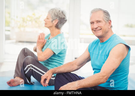 Portrait of smiling man sitting à côté de femme Banque D'Images