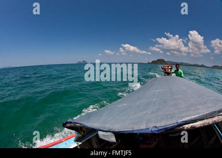 Motor sur longue queue de la voile en Thaïlande pour une île Banque D'Images