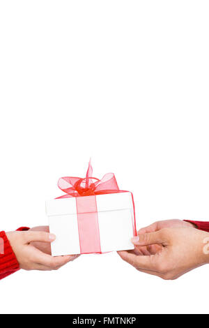 Close-up of hands holding gift Banque D'Images