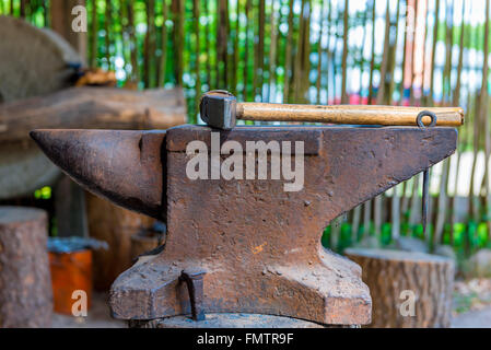Lourd marteau sur l'enclume de la forge close up Banque D'Images