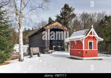 Clark's Trading Post pont couvert au Lincoln, New Hampshire. Banque D'Images