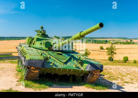 Réservoir de combat T-72 couleur verte dans le domaine Banque D'Images