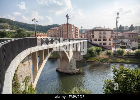 Pont et rivière Ter,Sant Quirze de Besora, Catalogne, Espagne. Banque D'Images