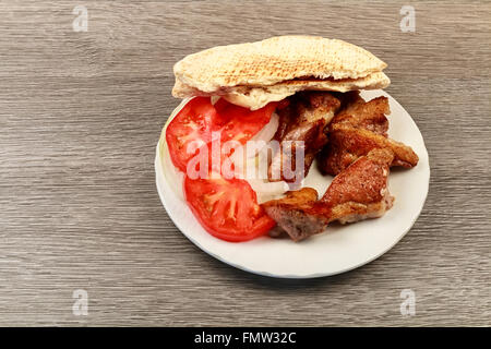 Souvlaki grec avec du pain pita et de légumes sur la table. Table de porc Banque D'Images