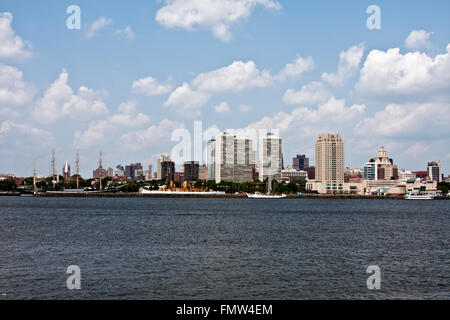 Le cuirassé New Jersey, construire en 1942, avancé en 1999. Cette image montre Philadelphia skyline et Cruiser Olympia. Banque D'Images