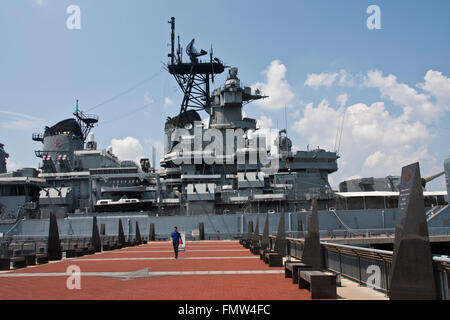 Le cuirassé New Jersey, construire en 1942, avancé en 1999. Cette image showsthe hall principal, dock, menant du musée Banque D'Images