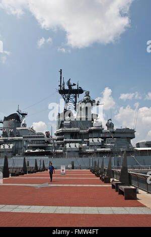 Le cuirassé New Jersey, construire en 1942, avancé en 1999. Cette image showsthe hall principal, dock, menant du musée Banque D'Images