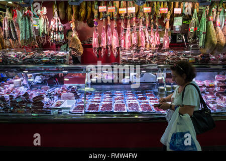Boucherie avec jambon jambon sec au Mercat de Sant Josep de la Boqueria - célèbre marché public, Barcelone, Espagne Banque D'Images