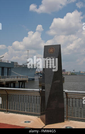 Le cuirassé New Jersey, construire en 1942, avancé en 1999. Cette image montre la Mariana's monument, WW II Banque D'Images