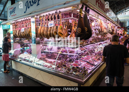 Boucherie avec Jamon iberico le jambon sec au Mercat de Sant Josep de la Boqueria - célèbre marché public, Barcelone, Espagne Banque D'Images