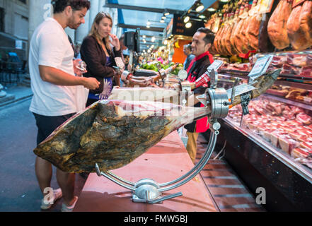 Jamon Bellota jambon sec au Mercat de Sant Josep de la Boqueria - célèbre marché public, Barcelone, Espagne Banque D'Images