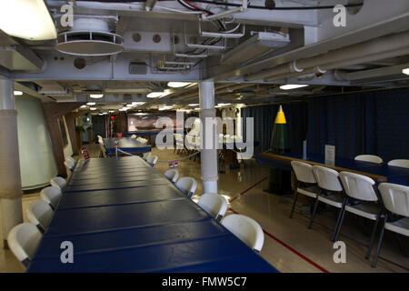 Le cuirassé New Jersey, construire en 1942, avancé en 1999. Cette image montre une salle à manger sous le pont, Banque D'Images