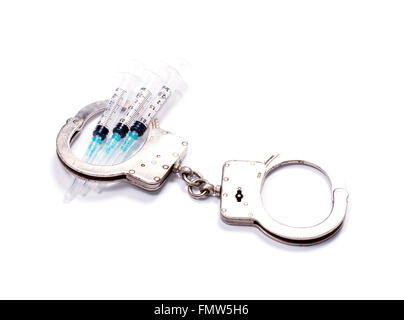 Menottes et des seringues en eux Banque D'Images