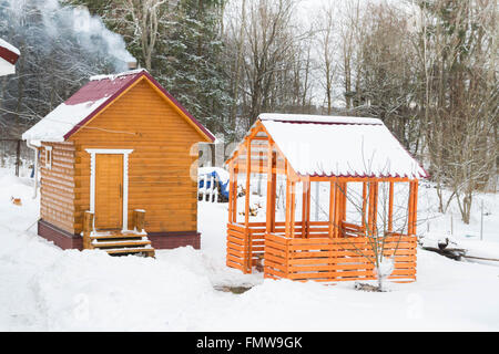 Baignoire en bois avec un kiosque à l'extérieur de la ville en hiver Banque D'Images