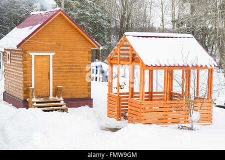Baignoire en bois avec un kiosque à l'extérieur de la ville en hiver Banque D'Images
