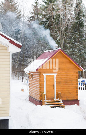 Baignoire en bois avec un kiosque à l'extérieur de la ville en hiver Banque D'Images