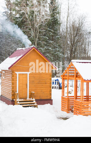 Baignoire en bois avec un kiosque à l'extérieur de la ville en hiver Banque D'Images