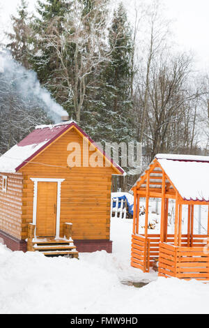 Baignoire en bois avec un kiosque à l'extérieur de la ville en hiver Banque D'Images