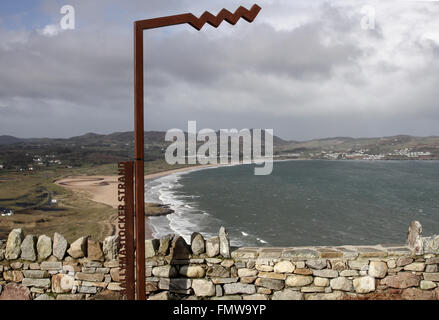 Ballymastocker Strand et de façon sauvage de l'Atlantique au marqueur Knockalla, comté de Donegal, Irlande. Banque D'Images