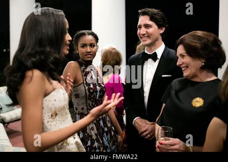 Malia et Sasha Obama parler avec le premier ministre du Canada, Justin Trudeau et sa mère Margaret Trudeau, lors d'une réception sur le balcon Truman avant le dîner d'État à la Maison Blanche le 10 mars 2016 à Washington, DC. C'est la première visite d'état d'un premier ministre canadien en 20 ans. Banque D'Images